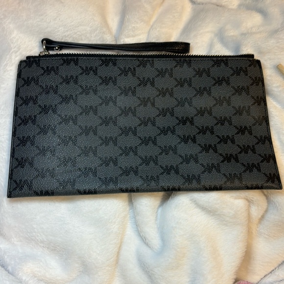 Michael Kors wristlet wallet - Picture 2 of 4